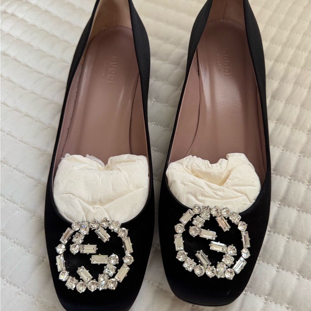 Gucci Black Flats with Pearl Embellishments.
In Pristine condition.
